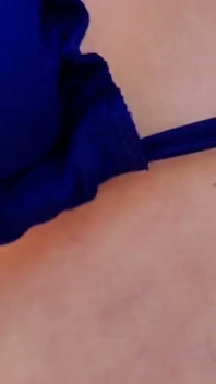Venkovní sex se dvěma žhavými sexy v opuštěném domě na pláži