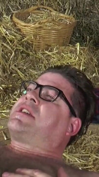 Cagna tettona cavalca un cazzo enorme nella fattoria