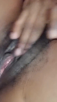 Doigtage en caressant ma chatte poilue et mouillée