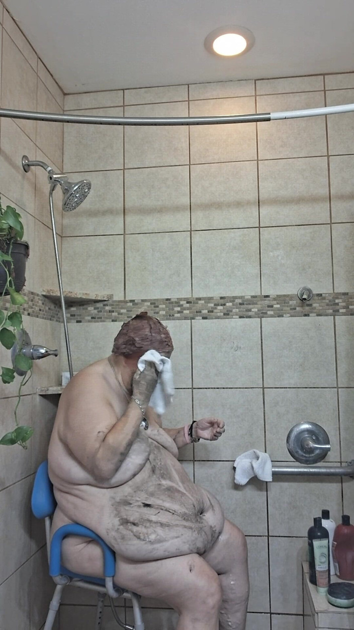 BBW nurse Vicki adventures with friends: Stor Skönhetssjuksköterska Vicki Tar En Lerbehandling I Min Dusch!
