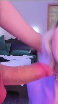 Isteri transeksual blonde sebenar menghisap zakar besar