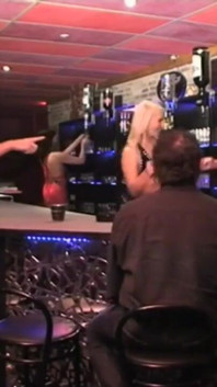 Blond barmanka pubowa organizuje orgię ze swoimi klientami