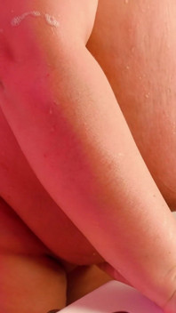 BBW mit massiven brüsten nimmt ein bad