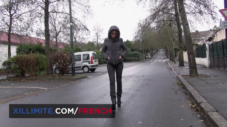 French girls at work: Il vecchio scopa una bella ragazzina