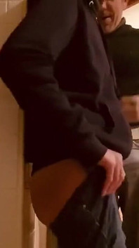 Nadržená manželka jí kundičku v kuchyni, nadržený, Proti sloupu jsem ho položil na kolena, aby sál kundičku