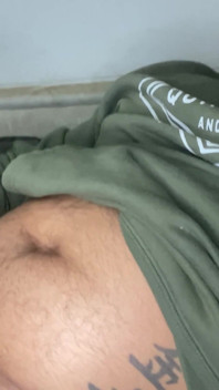 Un grosso cazzo barbuto si masturba e si imbratta di sperma