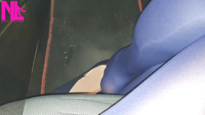 Nyllady: 주유소에서 파란색 팬티 스타킹과 블루 플랫에 매달려 신발 플레이