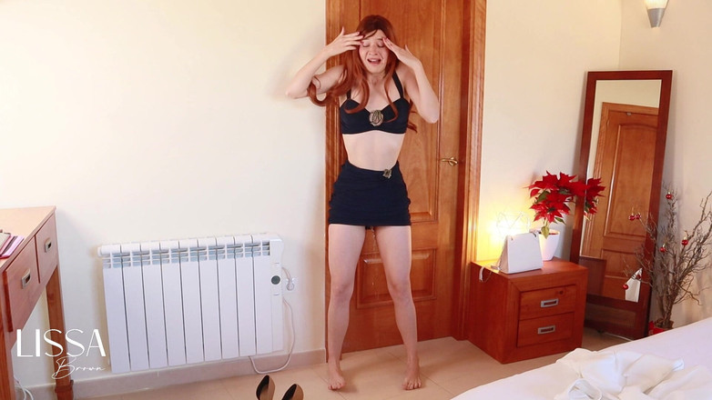 Lissa Brown: Pisciata disperata + masturbazione + tacchi