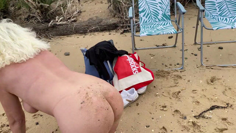 MartinsMrsMilf: Em vestido preto, em seguida, nu na praia