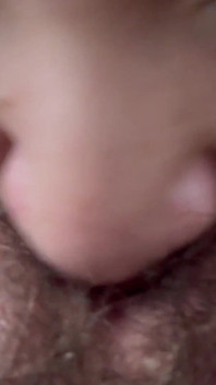 Il mio piccolo clitoride peloso viene succhiato pov