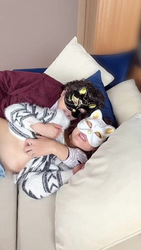 No sofá da sala de caso, os dois compartilham um beijo apaixonado e começam a transar para compartilhar seu amor profundo.