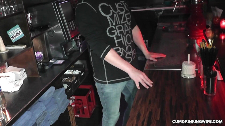 Cumdrinking Wife: Gangbanged por muchos chicos en el bar