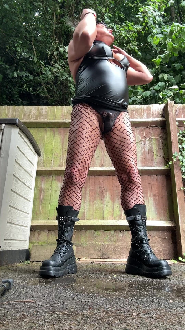 Kellycd2022: Sexy Crossdresser Kellycd2022 Emo Style em Preto Pvc Arrastão Meia-calça...
