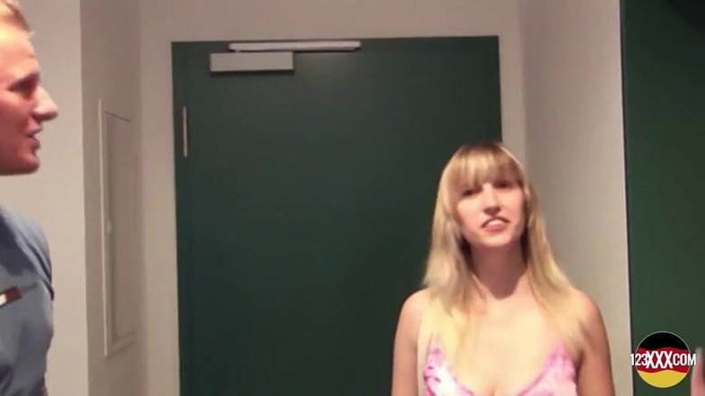 123XXX - 100% Amateurs: Dulce rubia sabe cómo chupar esta enorme polla