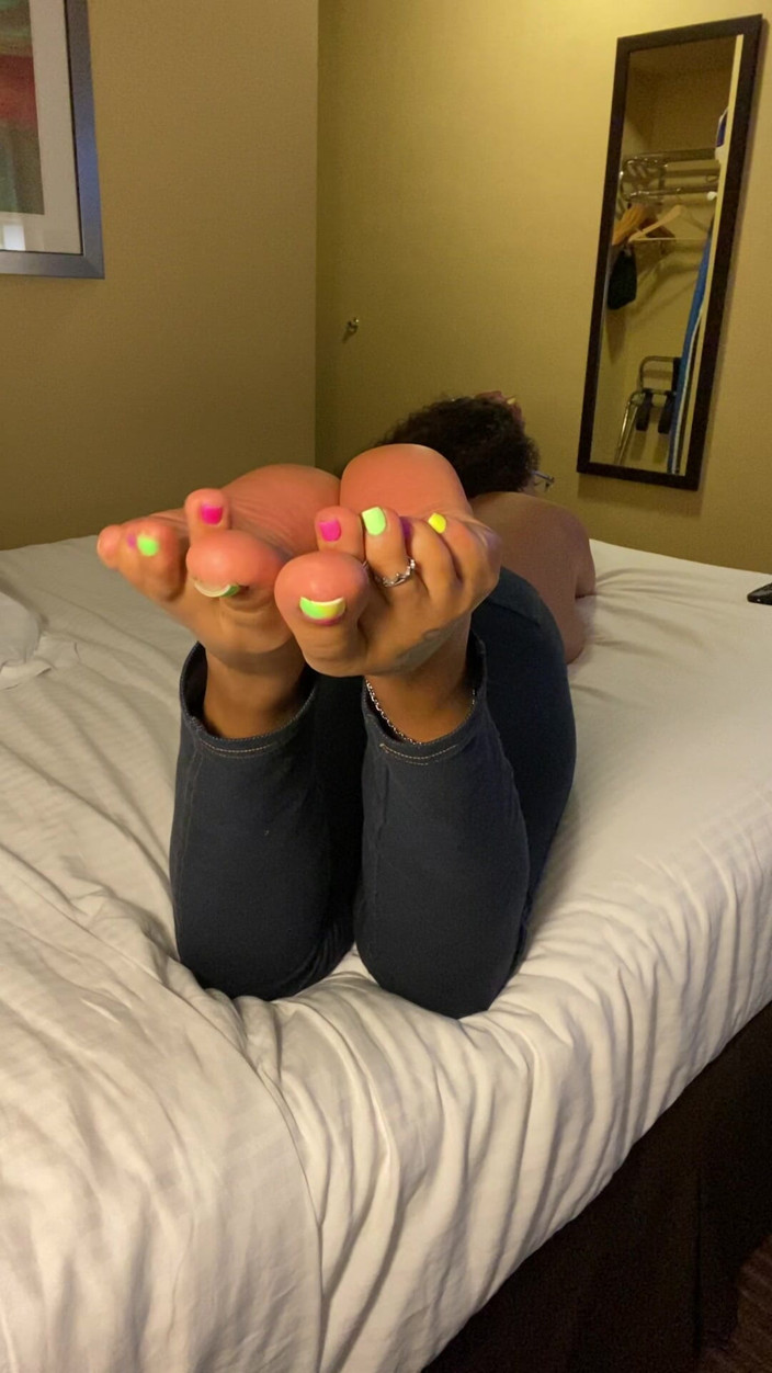 Tan feets: Tanfeets latina se déshabille en string avant de taquiner les...