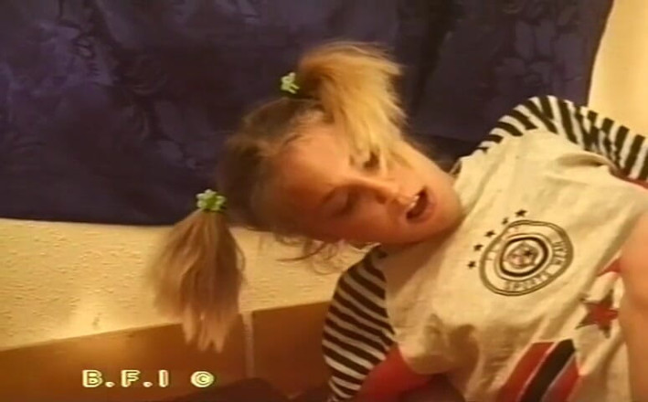 Horny Teenies: Kitchen pleasure