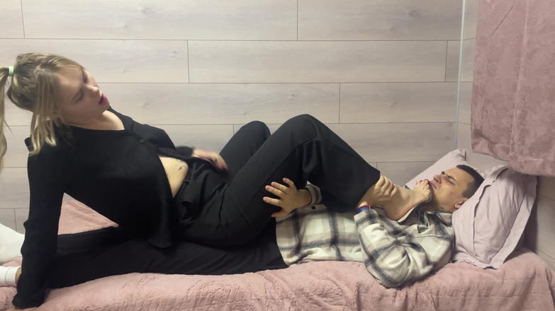 HotPrincessUA: Wanita pebisnis rambut pirang dengan sepatu hak tinggi ini dikendalikan...