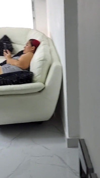 我给我曲线优美的继母一个惊喜，操她那大而成熟的阴部