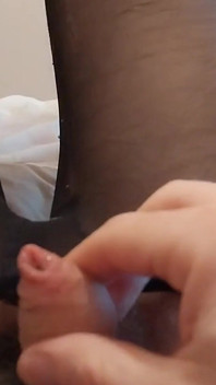 Aufgeregte anal gestopfte sissy in strumpfhosen abspritzen