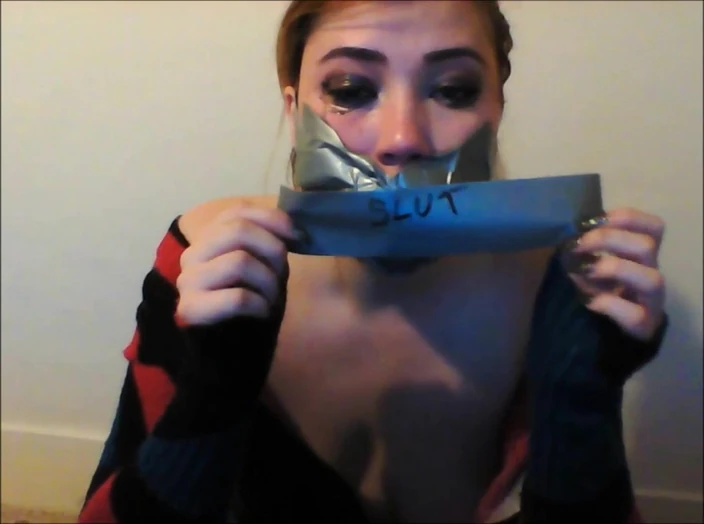 Selfgags classic: Une salope bâillonnée avec des chaussettes !