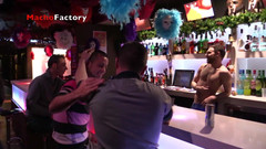 Macho factory: Zkušený zadek čelí černé pěsti v fisting scéně.