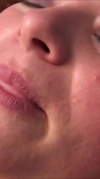 Una milf arrapata e grassa chiede al vicino di masturbarla con un dildo