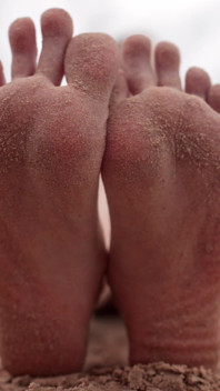 Adore mes pieds sur une plage publique et obtiens ma permission d’éjaculer