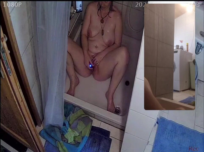 KittieNoOne: Kittienoone si doccia e si masturba