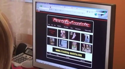 Femdom Austria: Blonďatá děvka si líže vysoké podpatky a předvádí své kozy