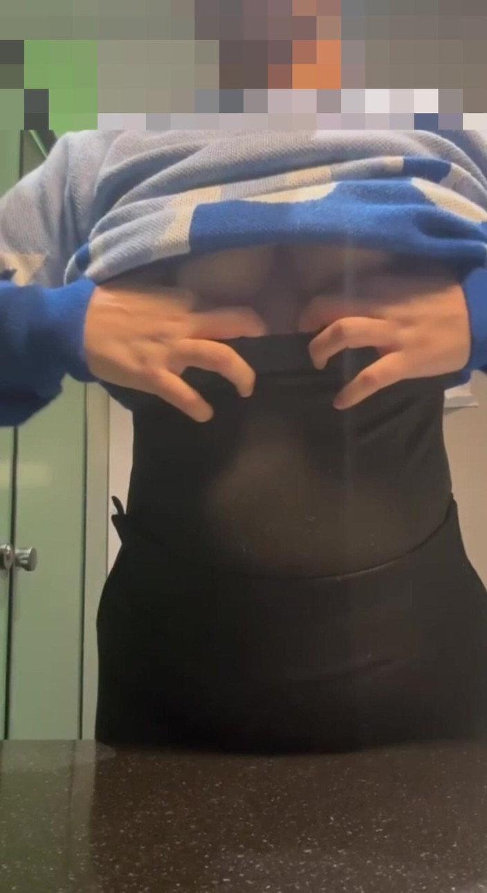 Hot Indian mommy: Соблазн на рабочем месте в ванной соблазняет и испытывает оргазм!