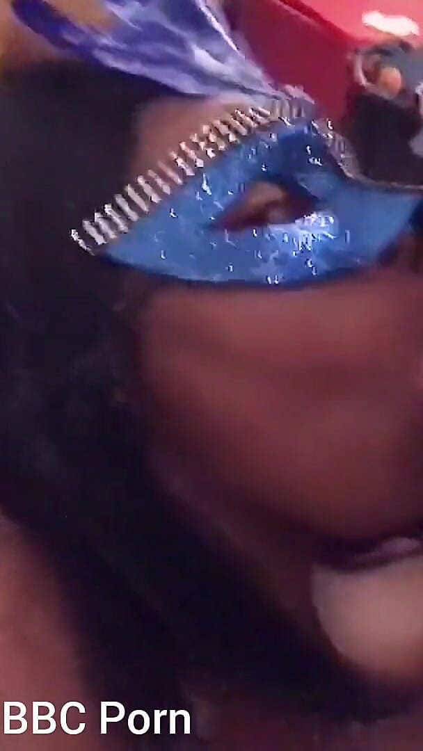 Super sexy ebony cuties: În genunchi sugând o mare albă