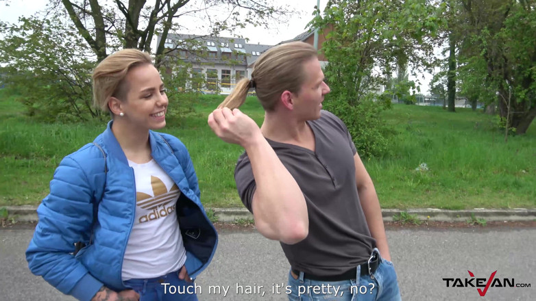 Take Van: Po fotbalovém zápase dívka přijme jízdu od cizinců a zamiluje...