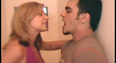 Femdom Austria: Richie meludah semasa berdiri