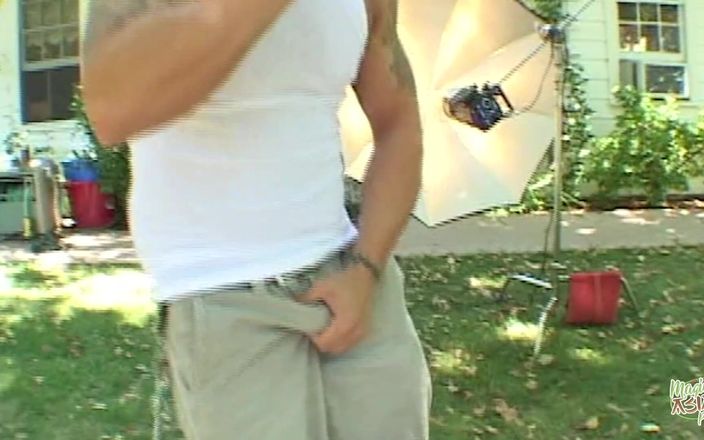 Magic Asian Pussy: ルーシー・タイがアナルとDPにつながる蒸し暑い屋外3P写真撮影に参加