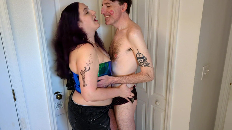 Always Fun No Pants: Une MILF sexy s’enferme et s’habille son cocu avant une...