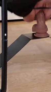 Um bom vibrador tiro em bodystockings pretos