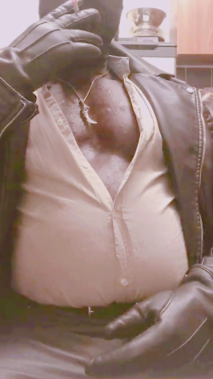 Black smoking muscle stepdad: La Fumée Du Ventre Gonflé Avec Des Vêtements En Cuir...