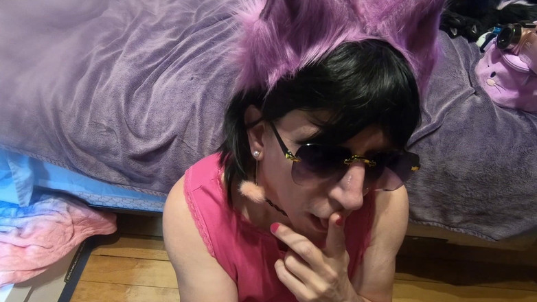 Daphne desire: Daphne yüzüne döl döküyor ve dudaklarının her yerine sürüyor