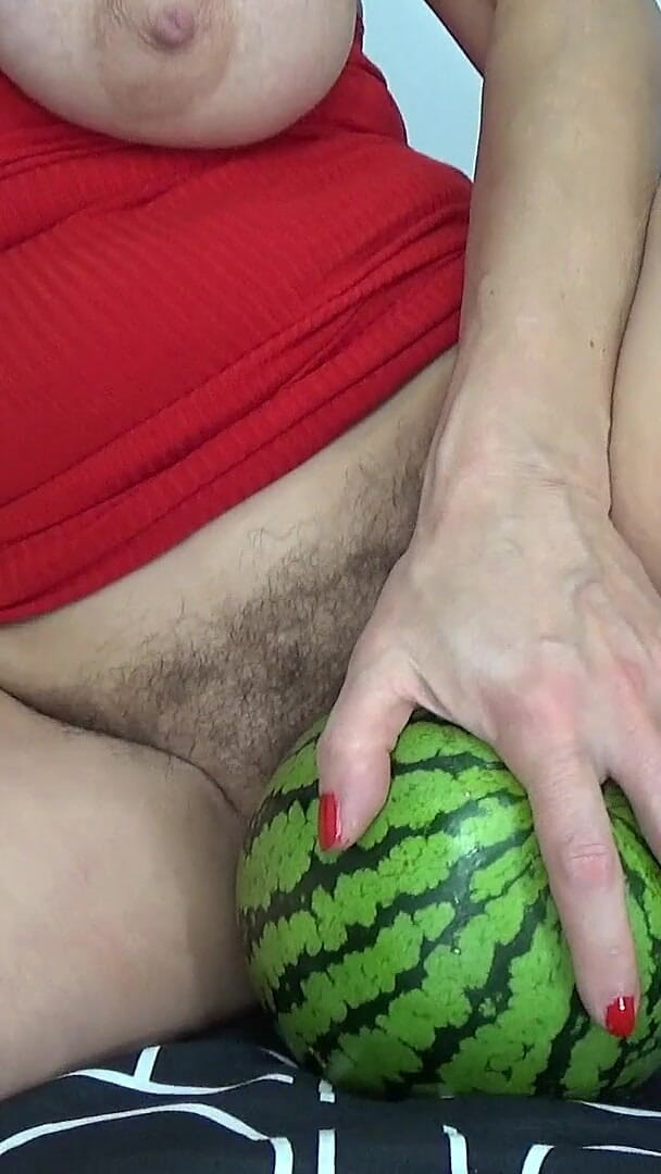 AnnaBUST: Watermelon Games