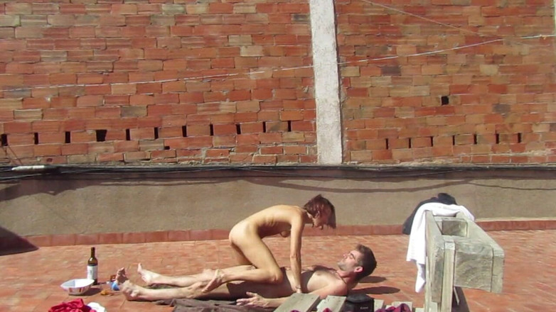 Magia Rosa: Pasangan amatur berkongkek di teres, seks di luar