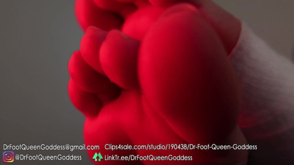 Dr. Foot Queen Goddess: Lòng bàn chân được quấn màu đỏ