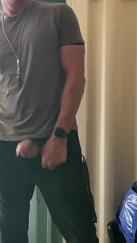 Jockdad87 ekipman dolabının her yerine döl boşaltıyor