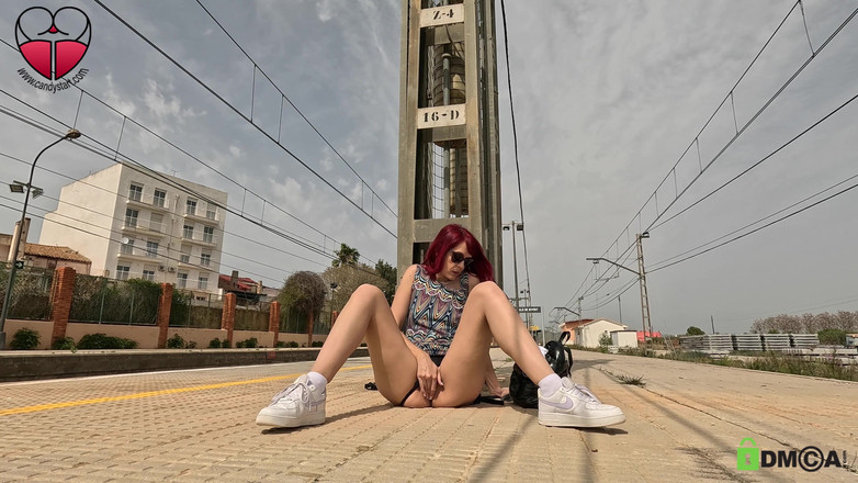 Candystart Videos: Risicovolle masturbatie op het treinstation