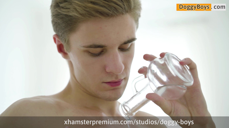 Doggy boys: O sclipitor excitat are parte de un vibrator monstruos