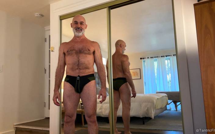 Tantric Fitness: Opa wird den ganzkörper gedehnt