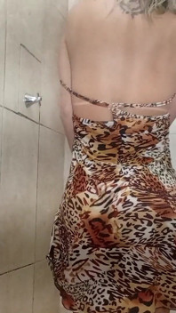 Diese MILF beschloss, eine sehr freche Dusche zu nehmen, zu masturbieren und ein heißes, ungezogenes Mädchen vor der Kamera zu zeigen