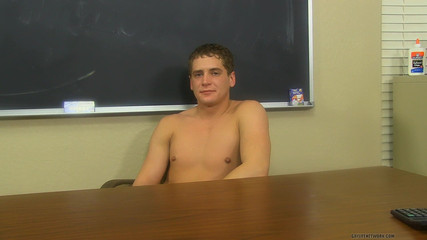 Teach Twinks: A max piace insegnare ai ragazzi gay