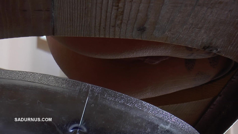 Sadurnus: Bà chủ Cleo phun nước trong nhà vệ sinh vào...