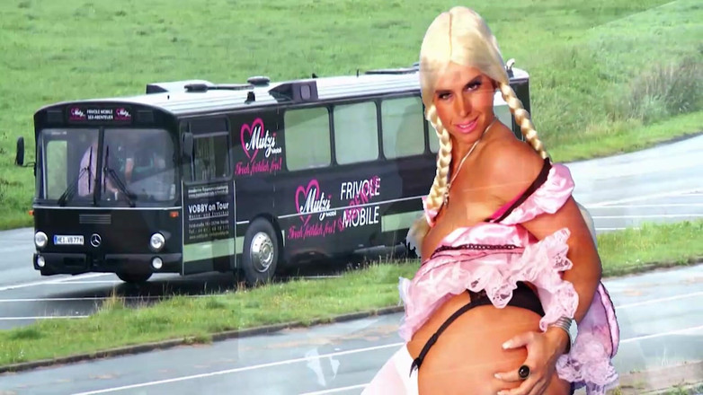 Erotic Planet Studio: Un penis mare și negru îl fute pe bustos puternic în vagin