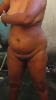 Une belle-mère indienne aux seins énormes se baigne dans une maison